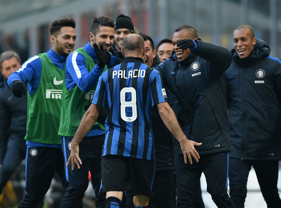 47岁苏提达率泰国队入场，穿西装系领带气宇轩昂，“艳压”欧拉弄（47岁苏提达领衔泰国队亮相，西装配领带气度不凡，风头盖过欧拉弄）