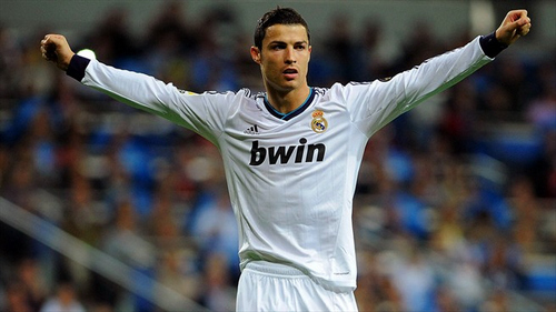 帕尔特伊听证会法院外，有抗议者举横幅批评阿森纳不作为（帕尔特伊听证会期间，法院外示威者打出横幅抨击阿森纳不作为）