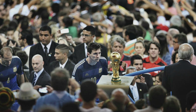 孔帕尼：会继续练定位球；迪亚斯虽没直接参与进球但贡献很大（孔帕尼：定位球训练将继续进行；迪亚斯虽未参与进球仍贡献巨大）