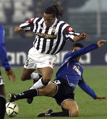 首尔外援后卫亚赞：能够限制住费利佩并不是我一个人的功劳（首尔外援后卫亚赞：防住费利佩是全队的功劳）