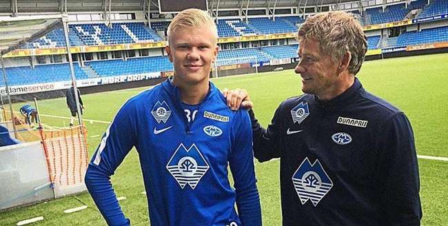 远在迈阿密心系罗马，托蒂和坎德拉用手机观看老东家焦点大战（托蒂与坎德拉身在迈阿密，仍用手机观看罗马焦点战）