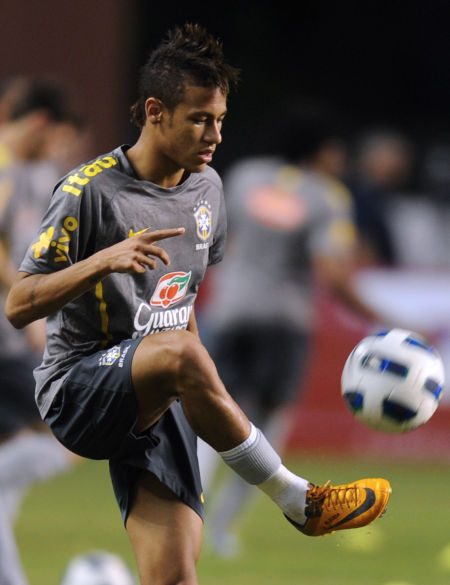 阿尔卡拉斯救球得分引热议，蒂亚福表情包成焦点（阿尔卡拉斯惊险救球掀热议，蒂亚福表情包抢镜）