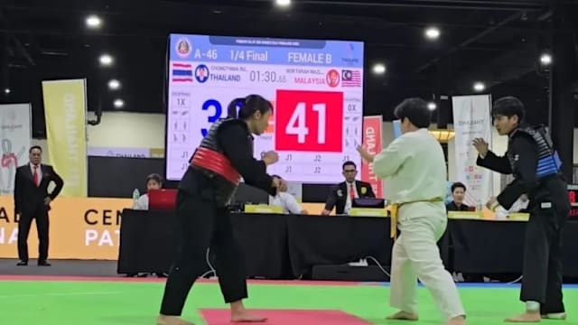 😎这人谁啊（摘掉墨镜）🥺号召力这么强！（这位是谁？摘下墨镜一看，号召力爆棚！）