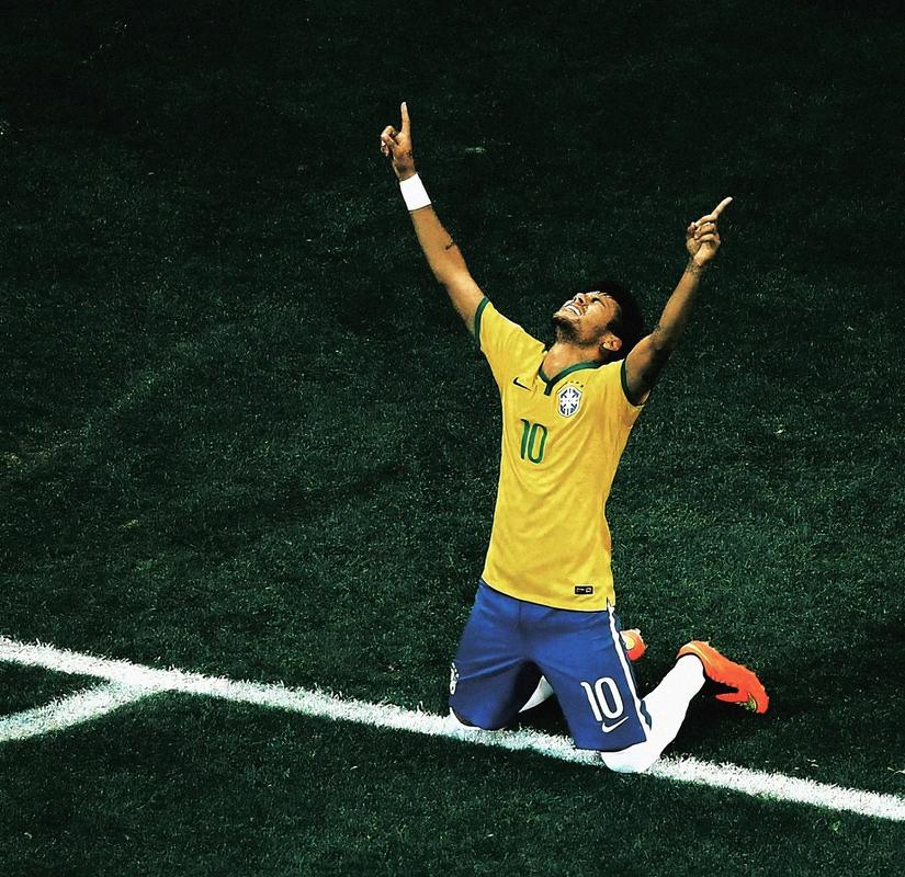 维尼修斯等人在替补席偷笑被龙赛罗怒批：到底在笑什么？（维尼修斯等人替补席窃笑惹怒龙赛罗：你们到底在笑啥？）